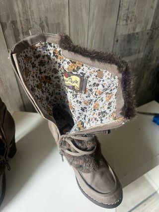 Botas de pelo marrones y grises