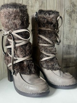 Botas de pelo marrones y grises