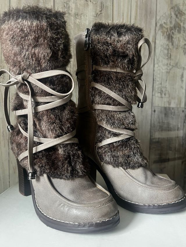 Botas de pelo marrones y grises