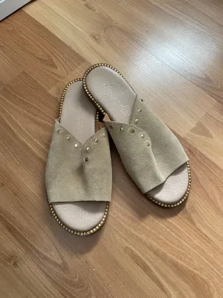Sandalias Beige con Tachuelas Doradas