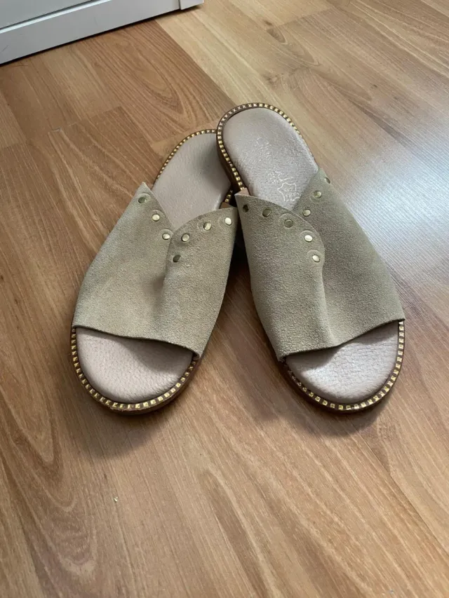Sandalias Beige con Tachuelas Doradas