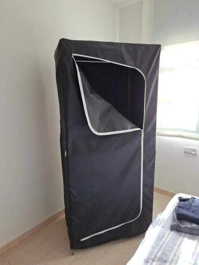 Guarda-roupa de tela preto