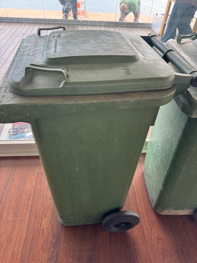 Cubo rifiuti 120L con ruote, ne ho 3 a 30 euro