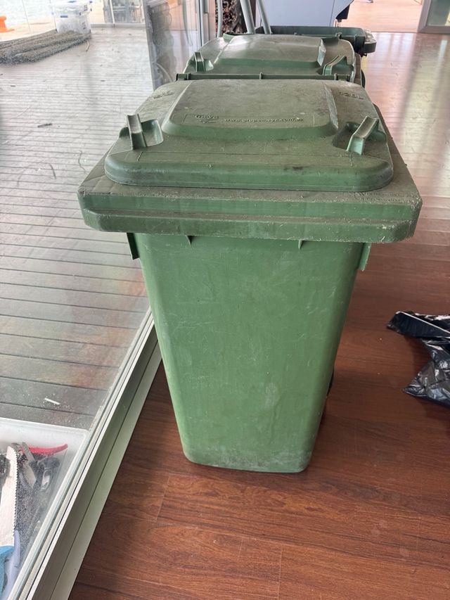 Cubo rifiuti 120L con ruote, ne ho 3 a 30 euro