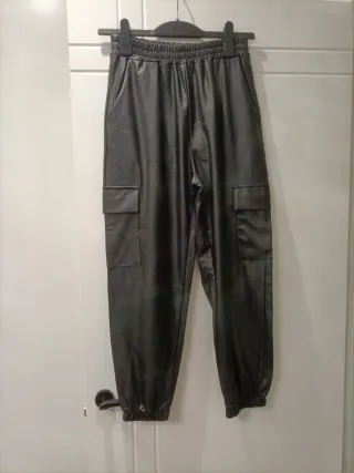 Pantalón cargo polipiel negro