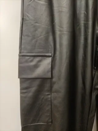 Pantalón cargo polipiel negro