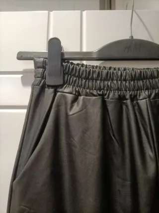 Pantalón cargo polipiel negro