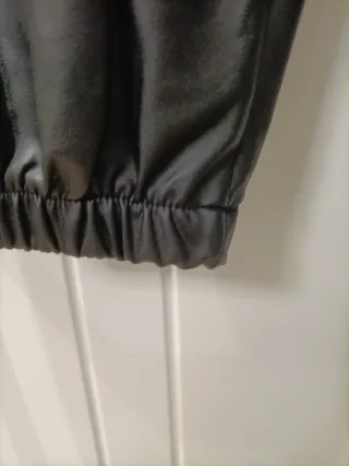 Pantalón cargo polipiel negro