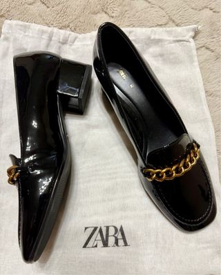 Mocasines Zara Negros con Cadena Dorada