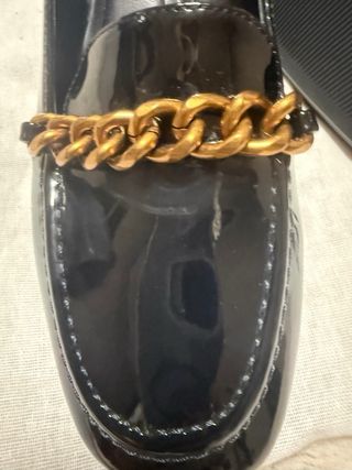 Mocasines Zara Negros con Cadena Dorada