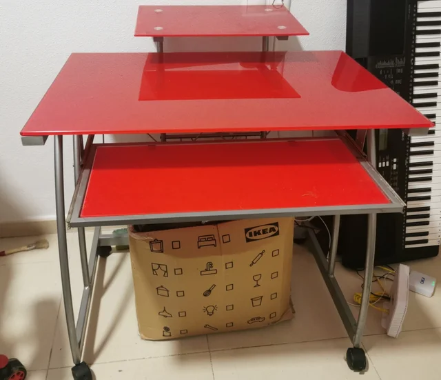 ESCRITORIO DE CRISTAL ROJO CON BANDEJA