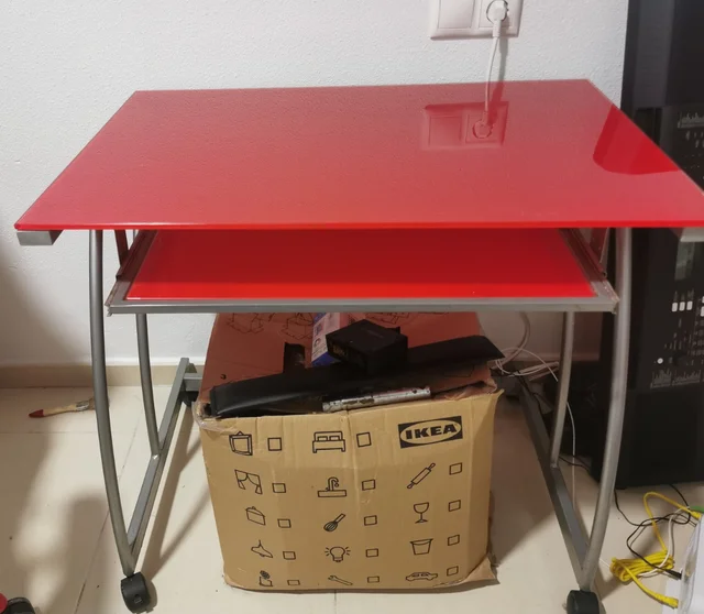 ESCRITORIO DE CRISTAL ROJO CON BANDEJA