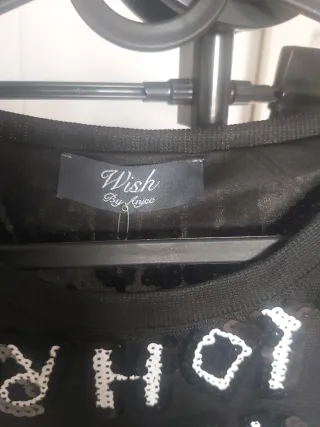 Vestido negro lentejuelas letras