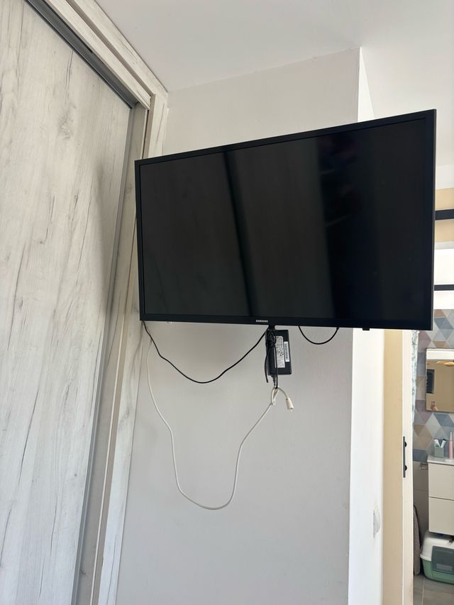 Samsung TV 32 con soporte de pared sin patas 