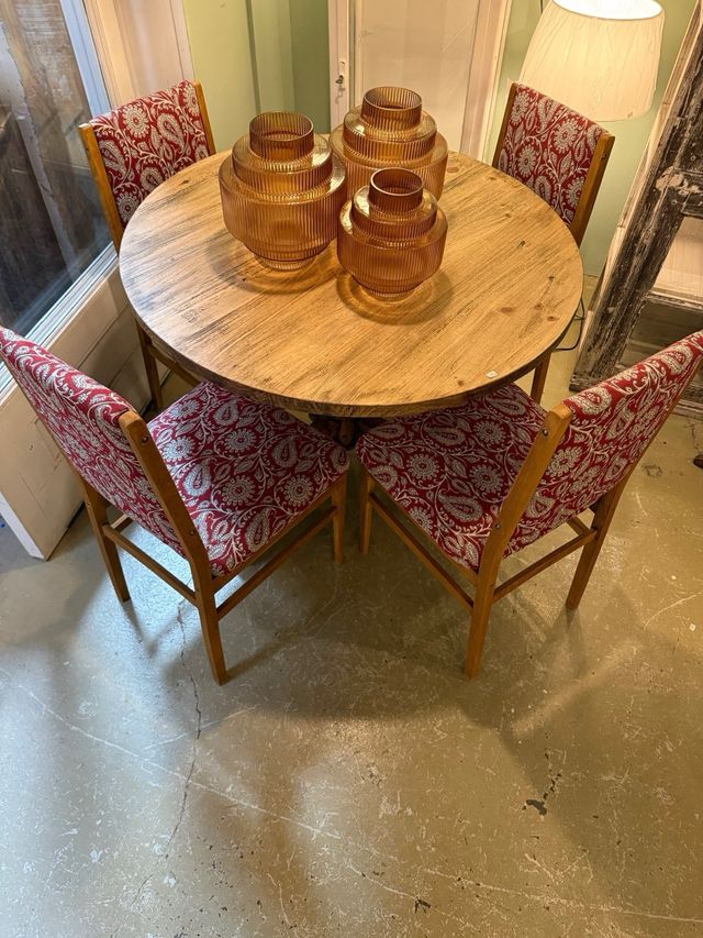 Mesa redonda madera pie piña