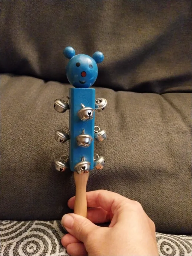 Sonajero de madera con cascabeles
