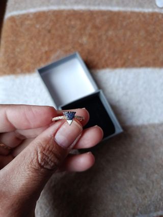 Anillo con gemas azules y detalles plateados