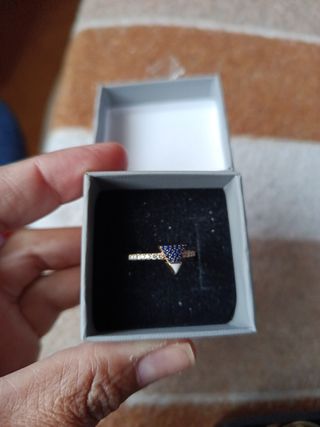 Anillo con gemas azules y detalles plateados