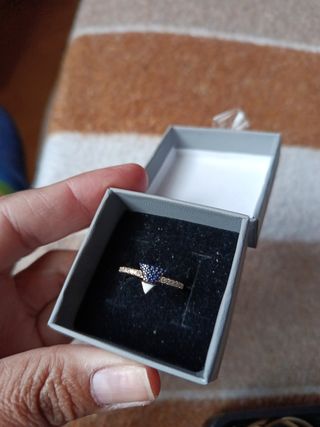 Anillo con gemas azules y detalles plateados