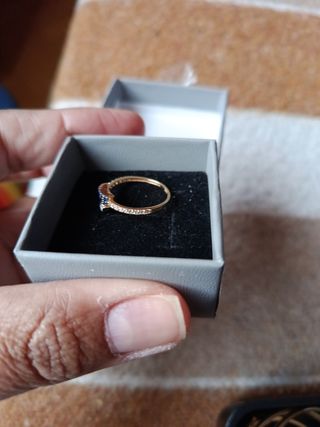 Anillo con gemas azules y detalles plateados