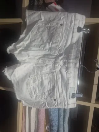Pantalones vaqueros blancos desgastados