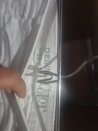 Pantalones vaqueros blancos desgastados