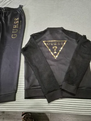 Conjunto deportivo Guess mujer negro y dorado