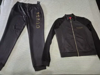 Conjunto deportivo Guess mujer negro y dorado