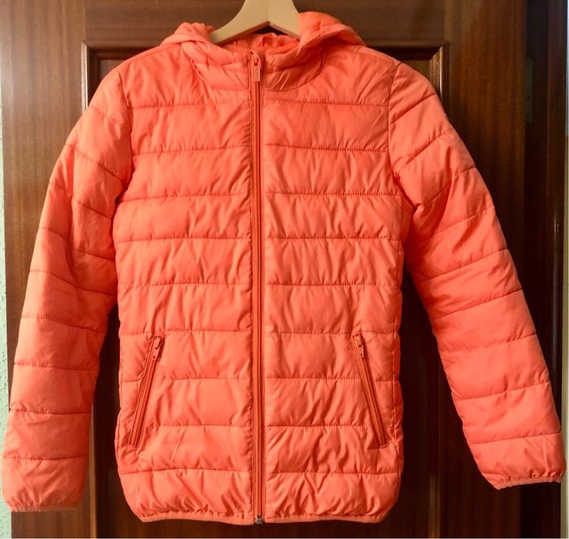 Chaqueta Roxy con capucha naranja coral.