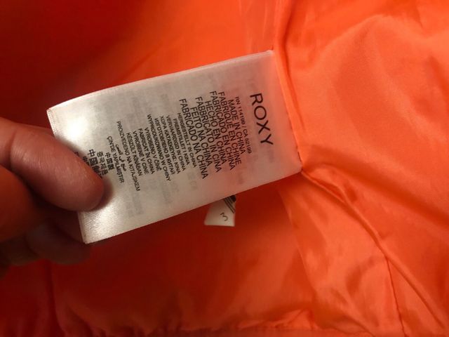 Chaqueta Roxy con capucha naranja coral.