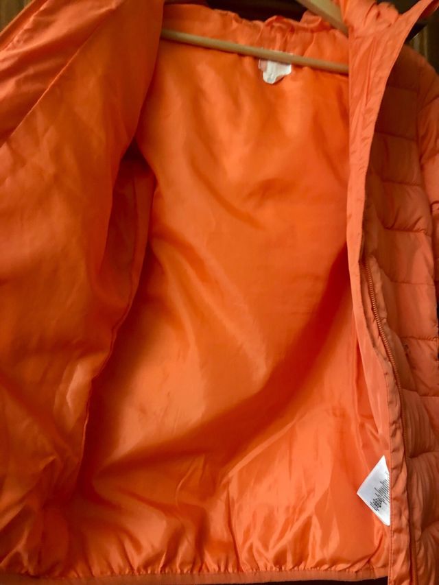 Chaqueta Roxy con capucha naranja coral.