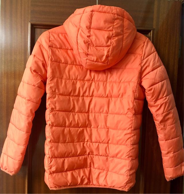 Chaqueta Roxy con capucha naranja coral.