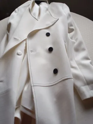 Americana blanco roto, de primavera,por la rodilla