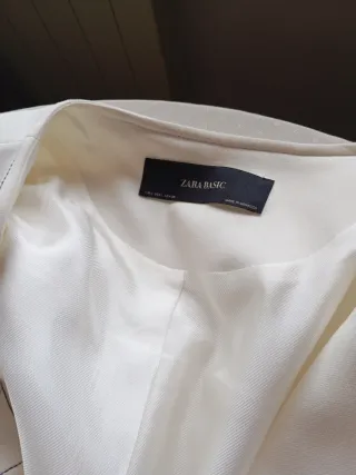 Americana blanco roto, de primavera,por la rodilla