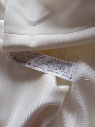 Americana blanco roto, de primavera,por la rodilla