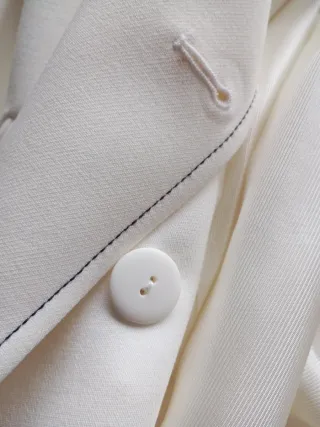 Americana blanco roto, de primavera,por la rodilla