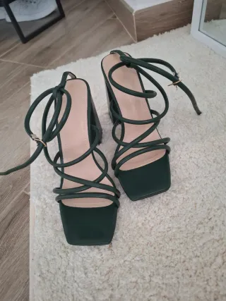 Zapatos de tacón verde con tiras
