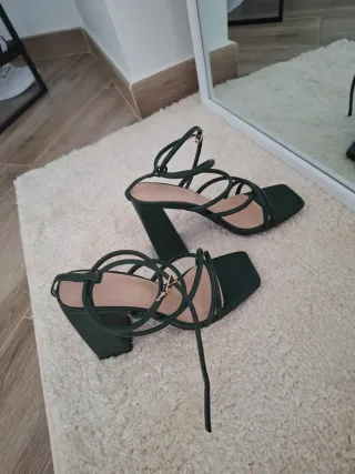 Zapatos de tacón verde con tiras