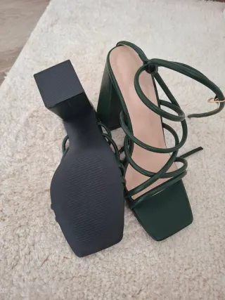 Zapatos de tacón verde con tiras