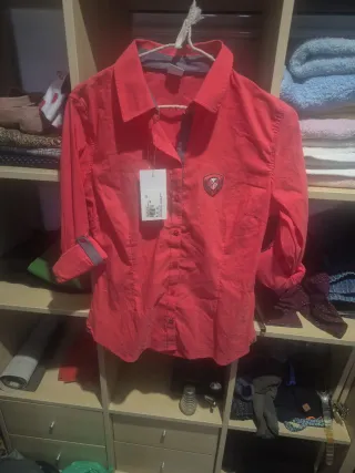 Camisa rosa con escudo