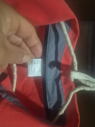 Camisa rosa con escudo