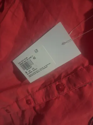 Camisa rosa con escudo