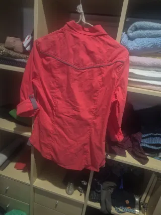 Camisa rosa con escudo