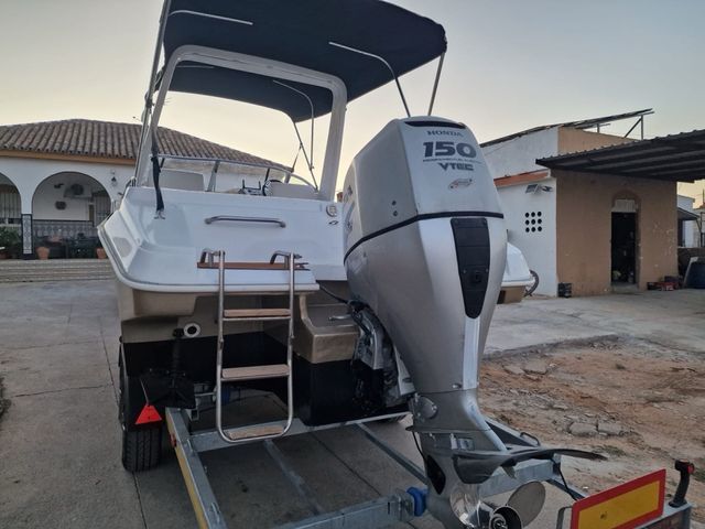 Barco con toldo y motor Honda
