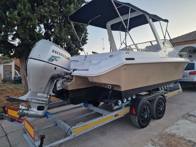 Barco con toldo y motor Honda