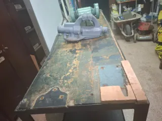 Banco de trabajo con prensa