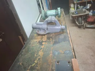 Banco de trabajo con prensa