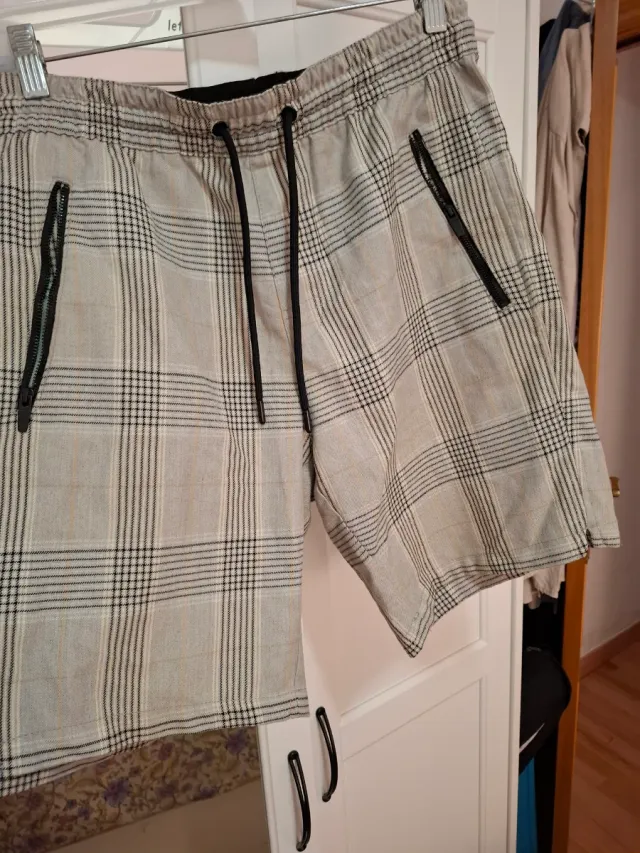 Bershka Pantalón Corto Cuadros Gris