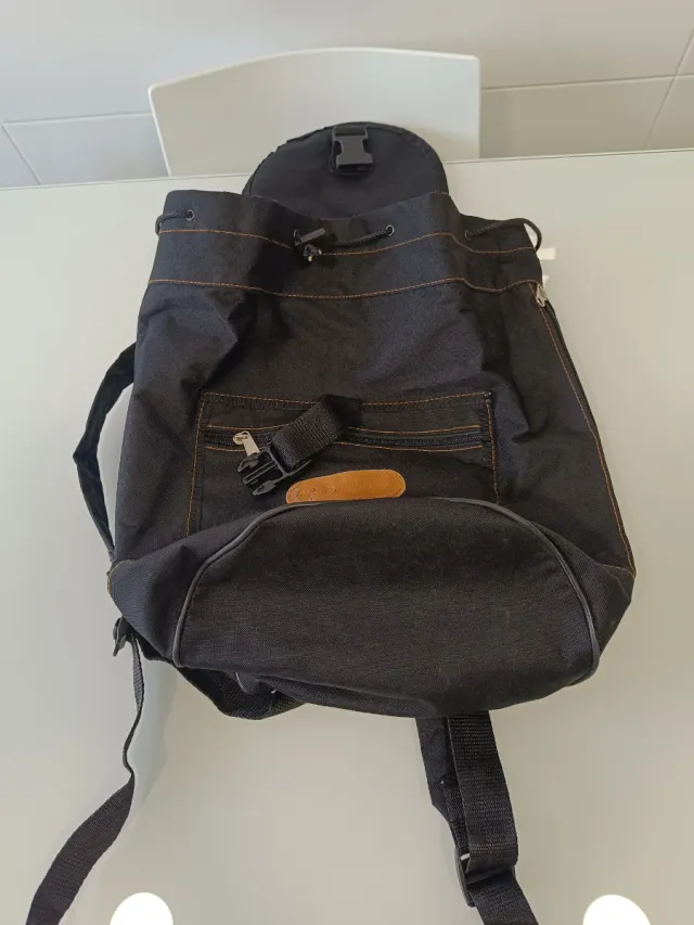 Mochila ligera circular negra