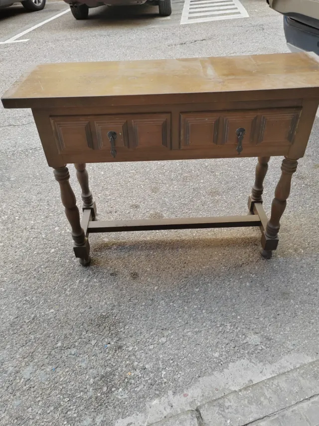 Mesa de madera con cajones